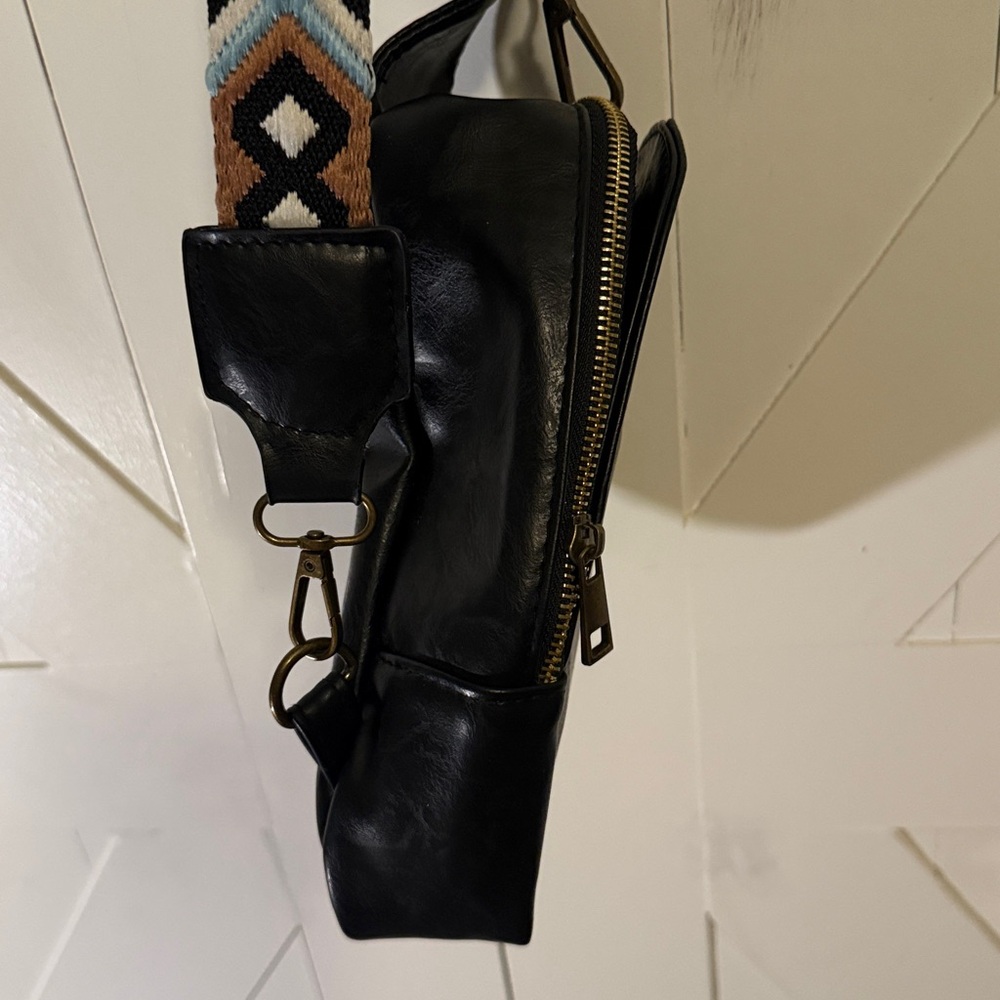 Cross body bag with vibrant native strap - Picture 7 of 15